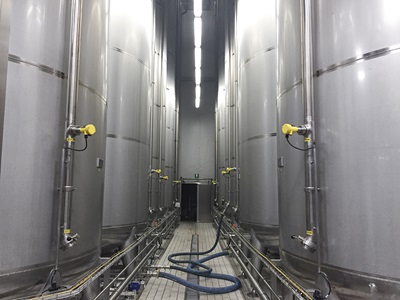 用传感器在加工罐和储罐内测量物位和压力。