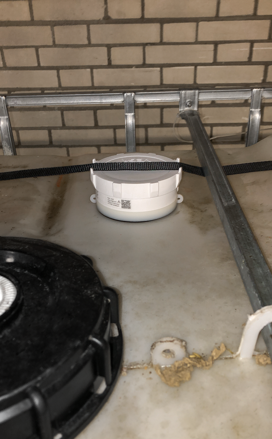 新颖的微型雷达传感器便于在IBC 集装箱中测量储量- VEGA