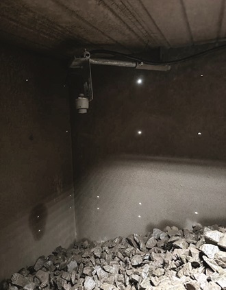 Kompakte VEGAPULS-Sensoren  in einem Silo im Einsatz.