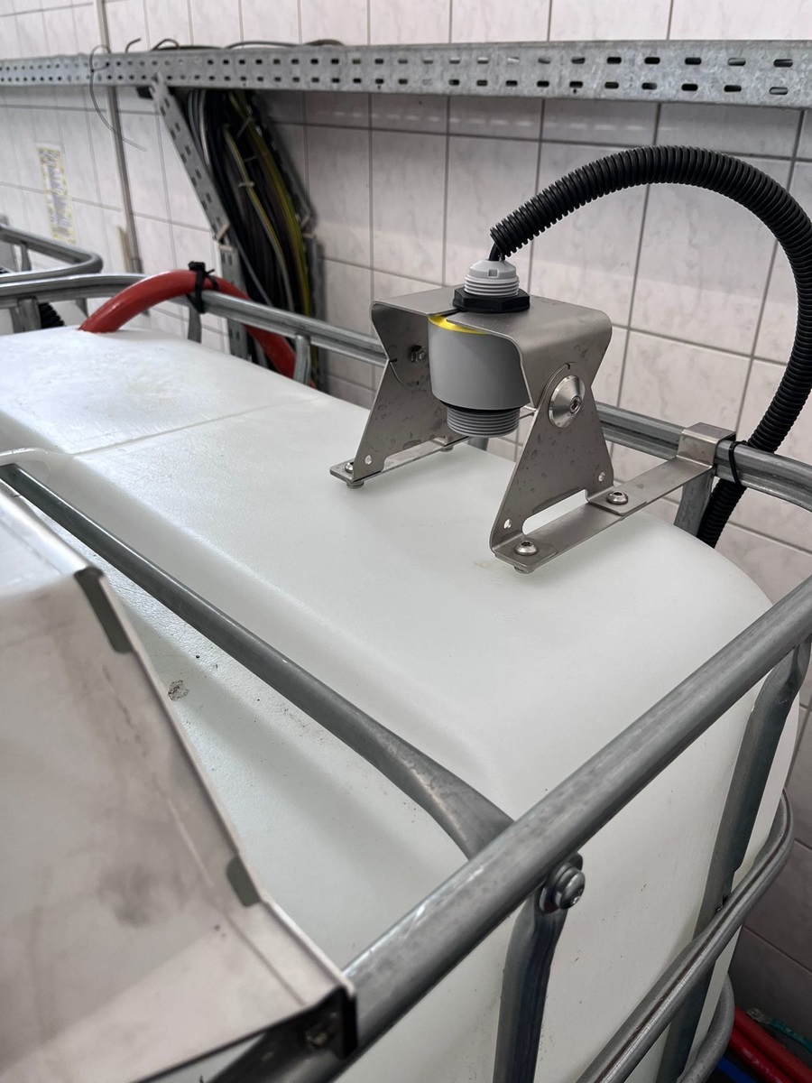 Der radargestützte Füllstandssensor VEGAPULS 31 misst durch Kunststofftanks hindurch.