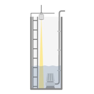 Ein VEGAPULS 31 im Einsatz auf einem Tank mit einem flüssigen Medium.