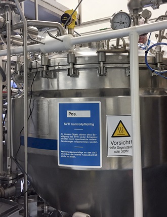 Die extrem kurze Wellenlänge der Radarsensoren VEGAPULS 64 ermöglicht eine hochgenaue Füllstanderfassung während des gesamten Produktionsprozesses.