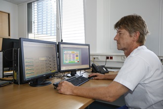 Martin Schneider, Elektromeister, hat alle Stoff- und Energieströme im Blick.