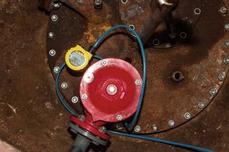 Kammer eines unterirdischen Lösemitteltanks mit Radarsensor VEGAPULS 64.