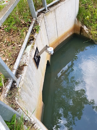 Der VEGA-Radarsensor VEGAPULS Air 41 im Einsatz an einem Wasserlauf.