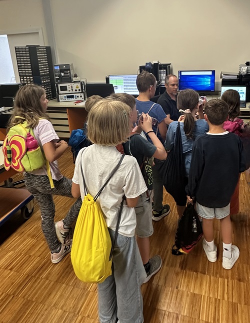 Mit spannenden Experimenten zeigte Levin Dieterle kindgerecht, wie unterschiedliche Mikroskope und Analysemethoden funktionieren und wie sie bei VEGA im Berufsalltag eingesetzt werden.