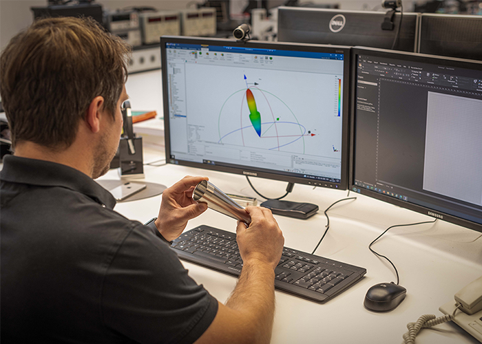 Mitarbeiter von VEGA mit Sensor-Antenne